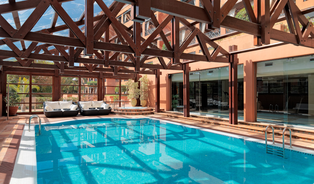 Piscina cubierta con techos de madera en un hotel en Tenerife.