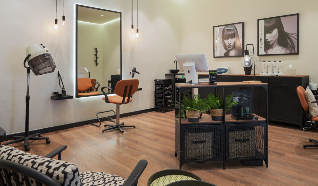 Salón de peluquería moderno con sillas y peinadoras en Tenerife.