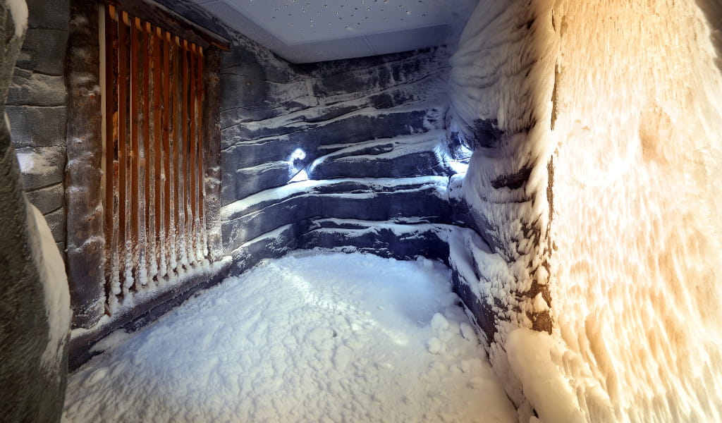 Habitación de nieve con paredes y suelo cubiertos de hielo en Tenerife.