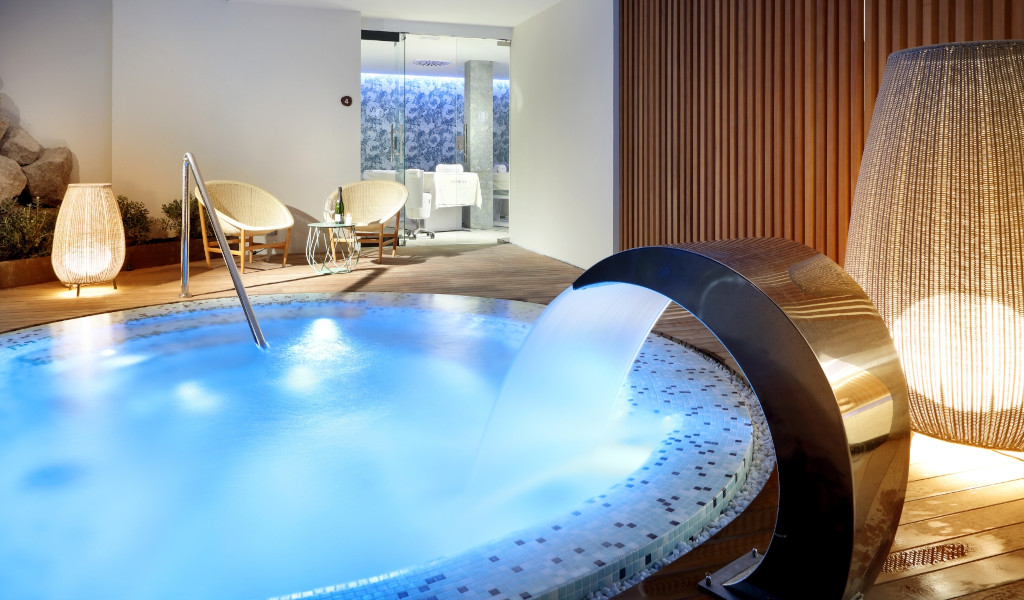 Jacuzzi iluminado con fuente de agua en spa de Tenerife.