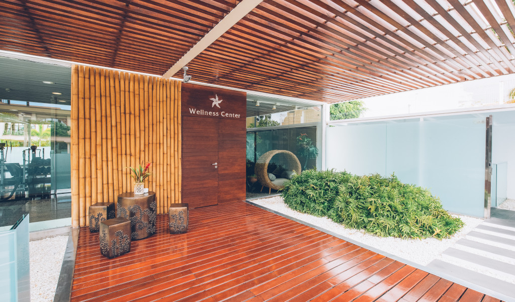 Entrada al Wellness Center con jardín y techo de listones en Tenerife.