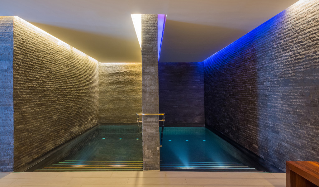Piscina iluminada interior en un hotel en Tenerife.
