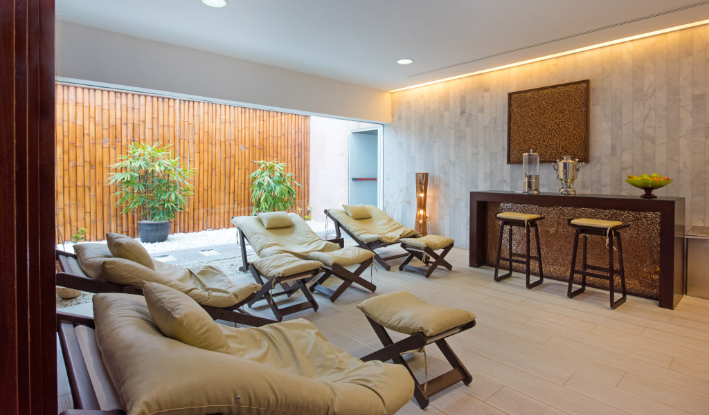 Área de descanso con sillones y decoración en un spa de Tenerife.