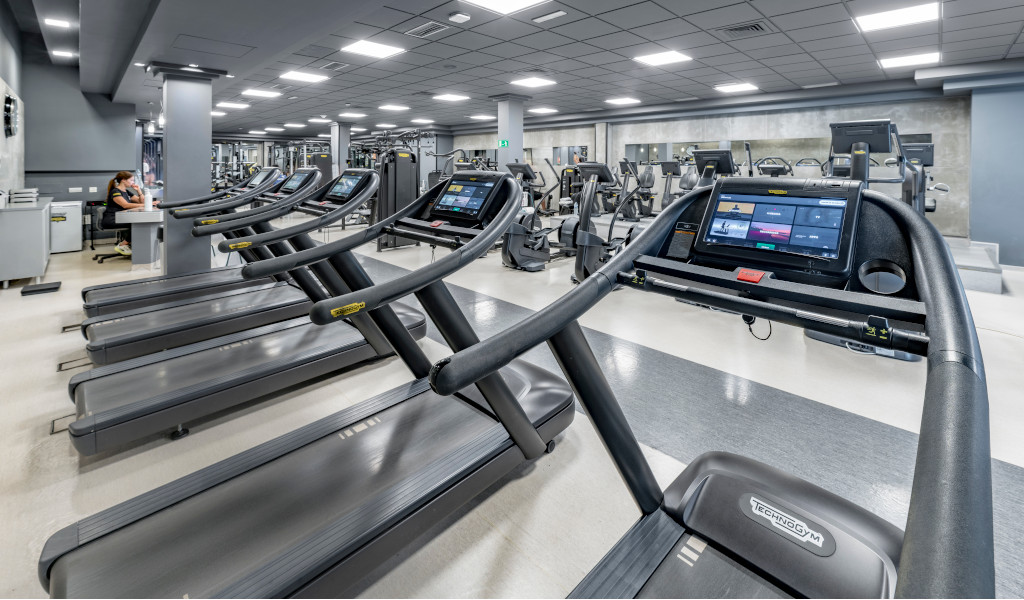 Gimnasio en Tenerife con varias cintas de correr y máquinas de ejercicio.