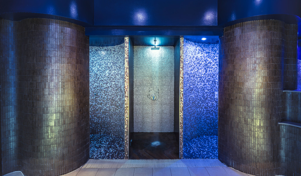 Ducha de mosaico azul en un spa de Tenerife.