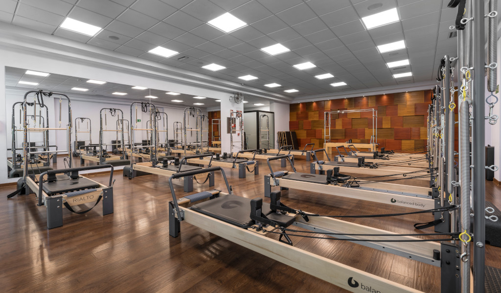 Sala de pilates con máquinas de ejercicio en Santa Cruz de Tenerife.