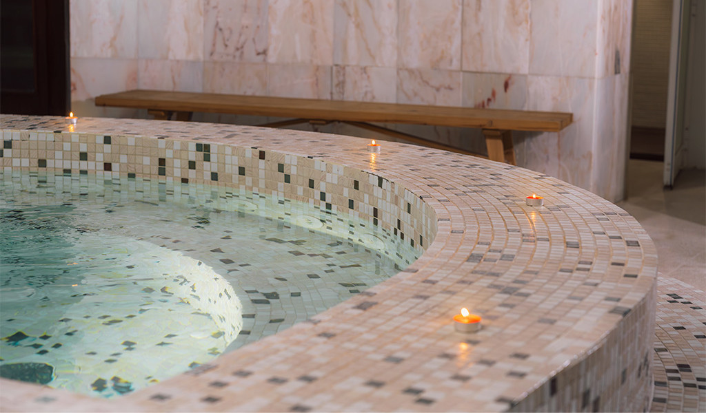 Spa Paradise Park Jacuzzi adornado con velas