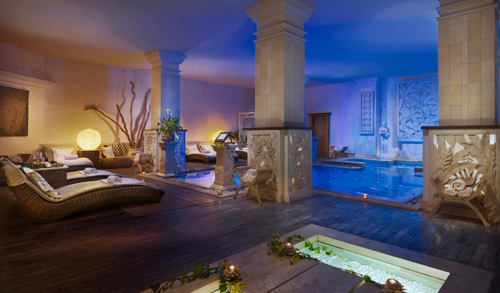 Área de spa interior con piscina y tumbonas en Tenerife.