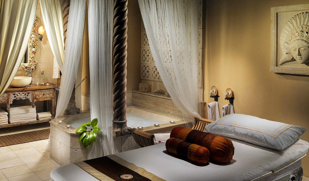 Sala de spa con cama de masaje y bañera en Tenerife.