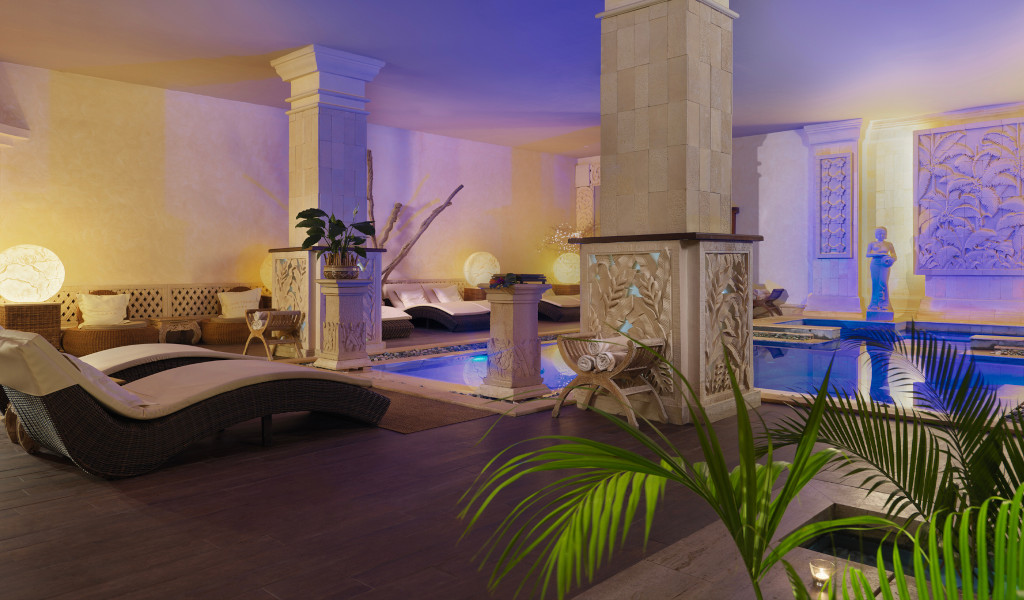 Spa con tumbonas y piscina interior en Tenerife.