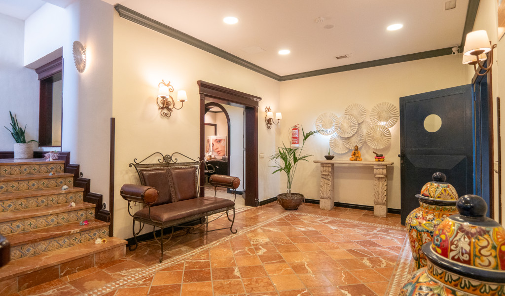 Escalera y vestíbulo decorado en interior de establecimiento en La Laguna, Tenerife.