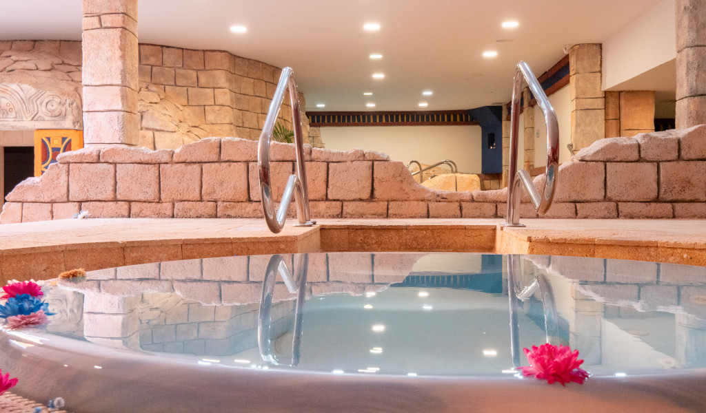 Piscina de un spa con decoración de piedra en Tenerife.