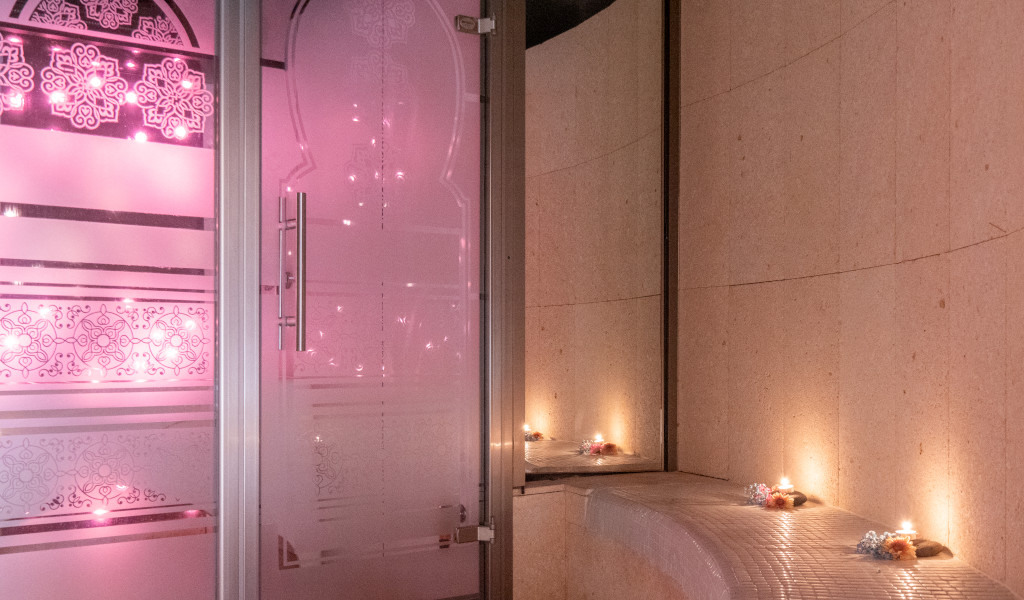 Puerta decorativa iluminada con velas en spa en Tenerife.