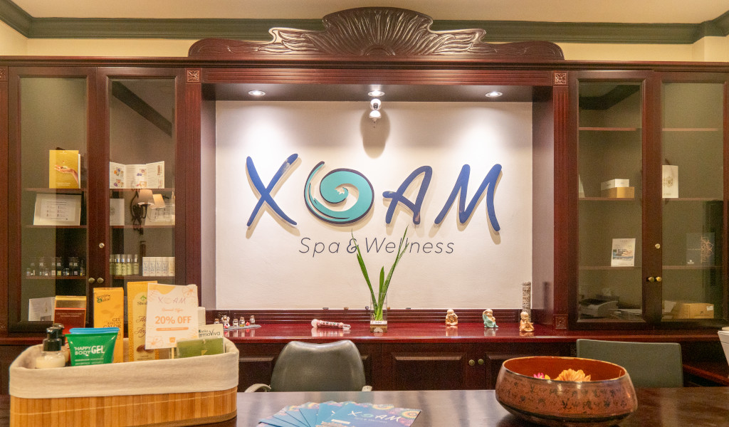 Recepción del Xuan Spa & Wellness en Tenerife con ofertas y productos en mostrador.