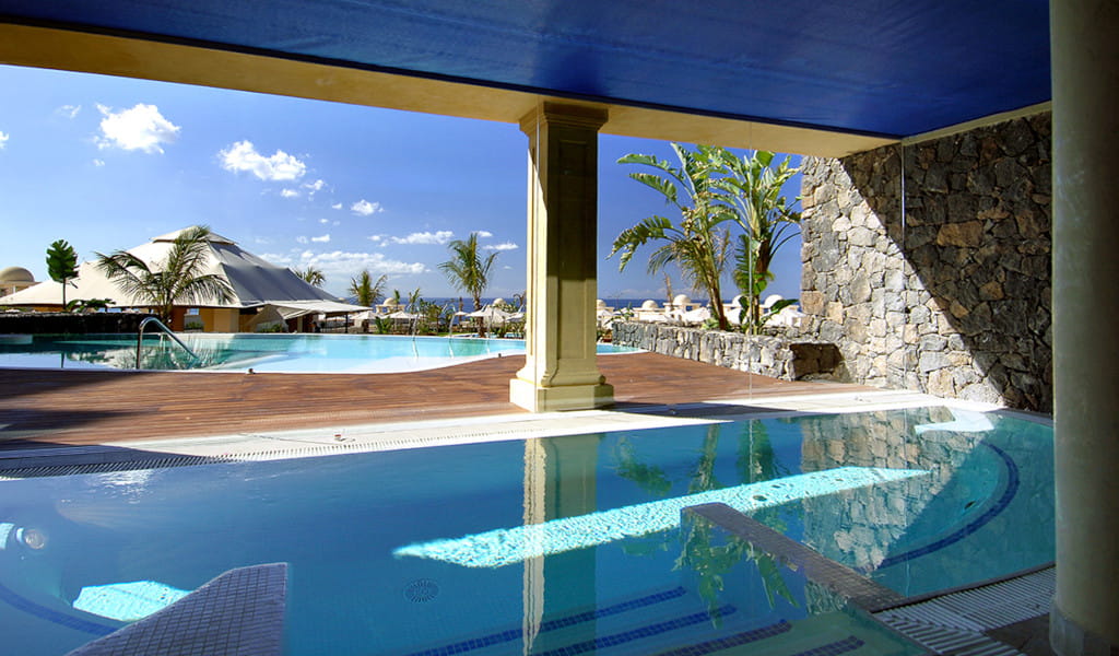 Piscinas al aire libre con palmeras en Tenerife.