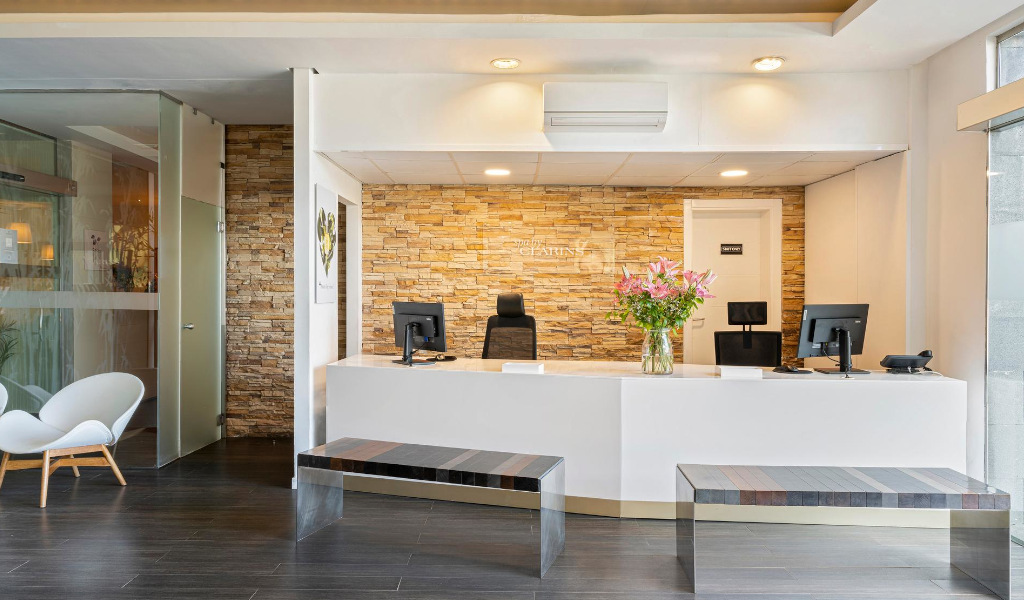 Recepción moderna con equipos de trabajo en Santa Cruz de Tenerife.