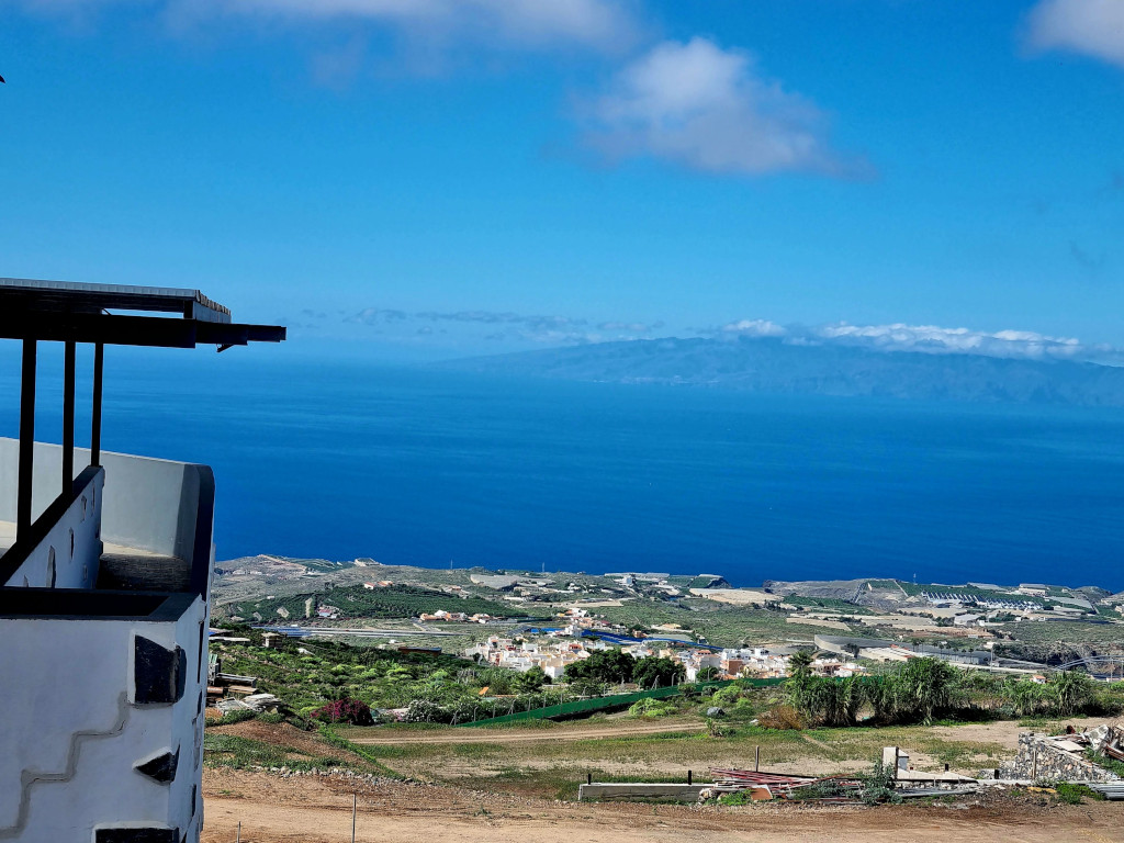 Paisaje costero con vista al mar y campos en Tenerife.