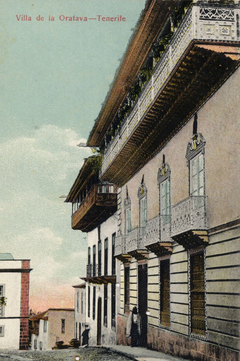 Edificio histórico en la Villa de la Orotava, Tenerife, con balcones ornamentados.
