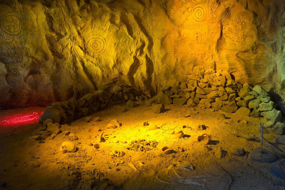 Cueva prehistórica con grabados rupestres y restos arqueológicos en Tenerife.