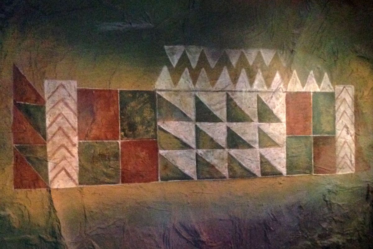Diseño geométrico en mural con triángulos y cuadrados en Tenerife.