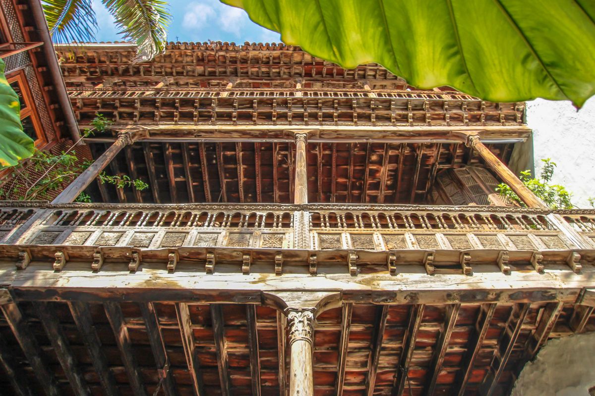 Balcón de madera tallada en la Casa de los Balcones en Tenerife.