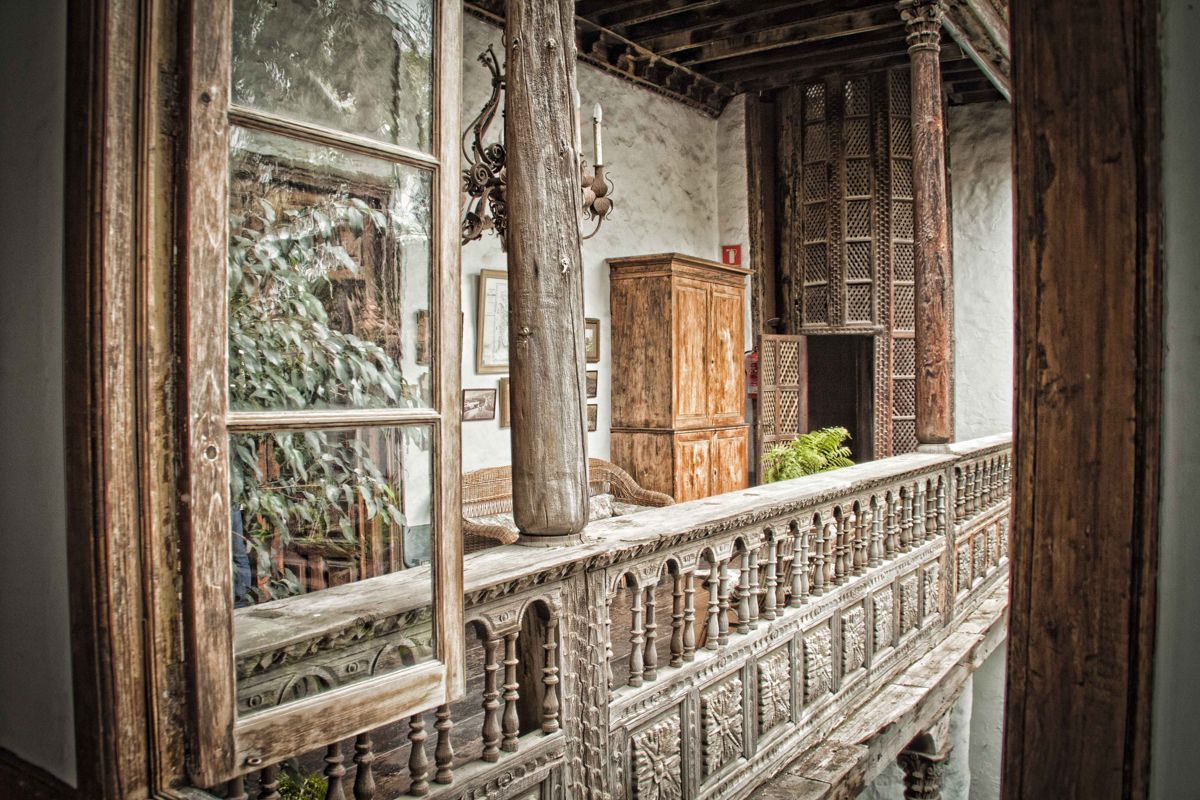 Corredor de madera tallada en una casa histórica en La Orotava, Tenerife.