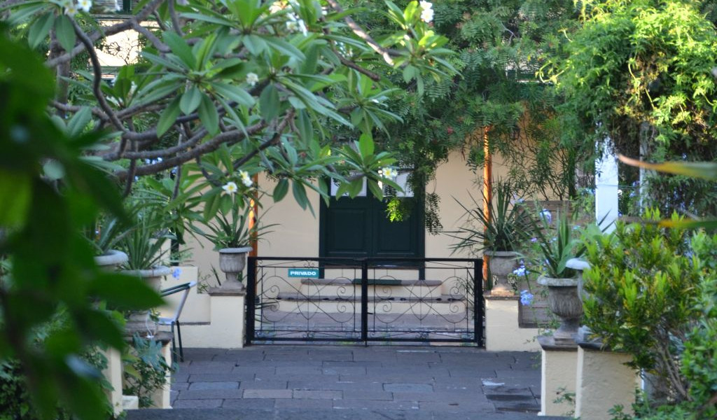 Jardín con puerta negra y letrero Privado en Tenerife.