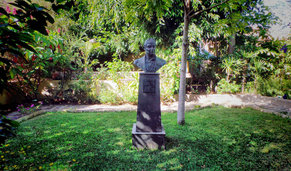 Busto en un jardín rodeado de vegetación en Tenerife.