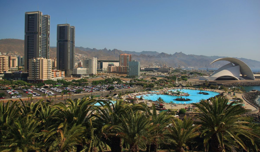 Vista panorámica de Santa Cruz de Tenerife con edificios modernos y Auditorio de Tenerife.