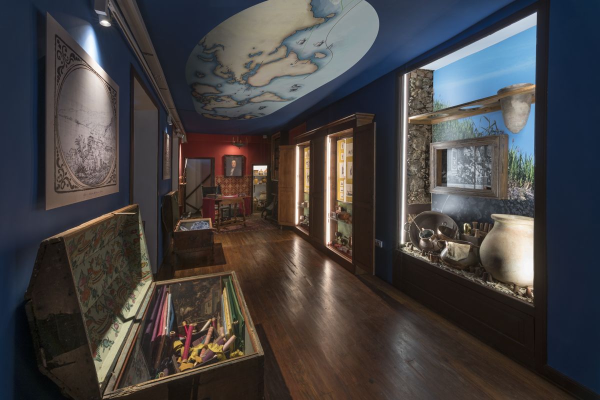 Exhibición de objetos antiguos y mapas en sala de museo en Tenerife.