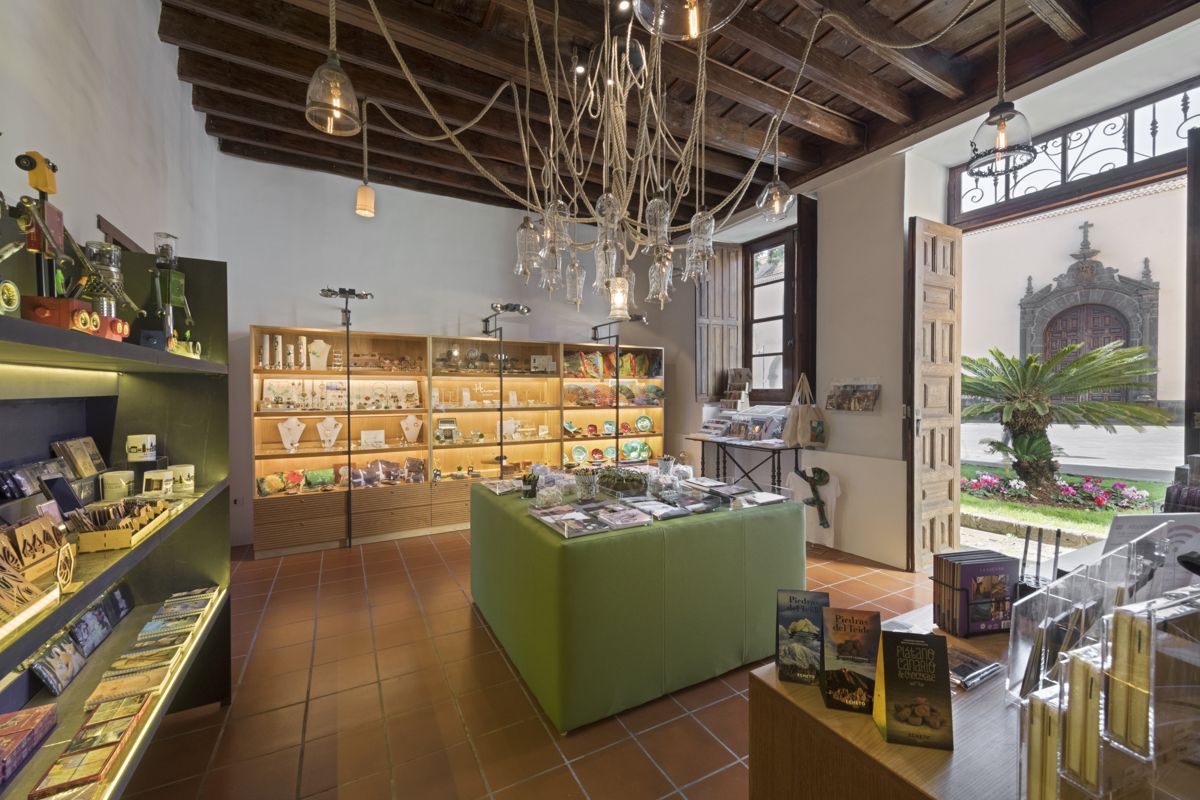 Tienda de regalos con productos y libros en La Orotava, Tenerife.