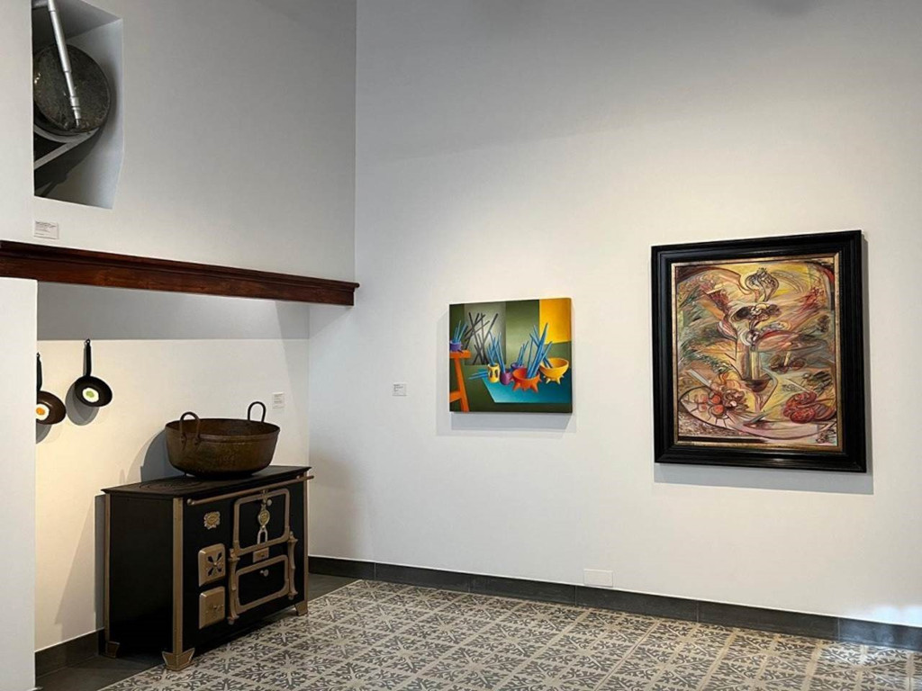 Dos cuadros abstractos en una sala de museo en Tenerife.