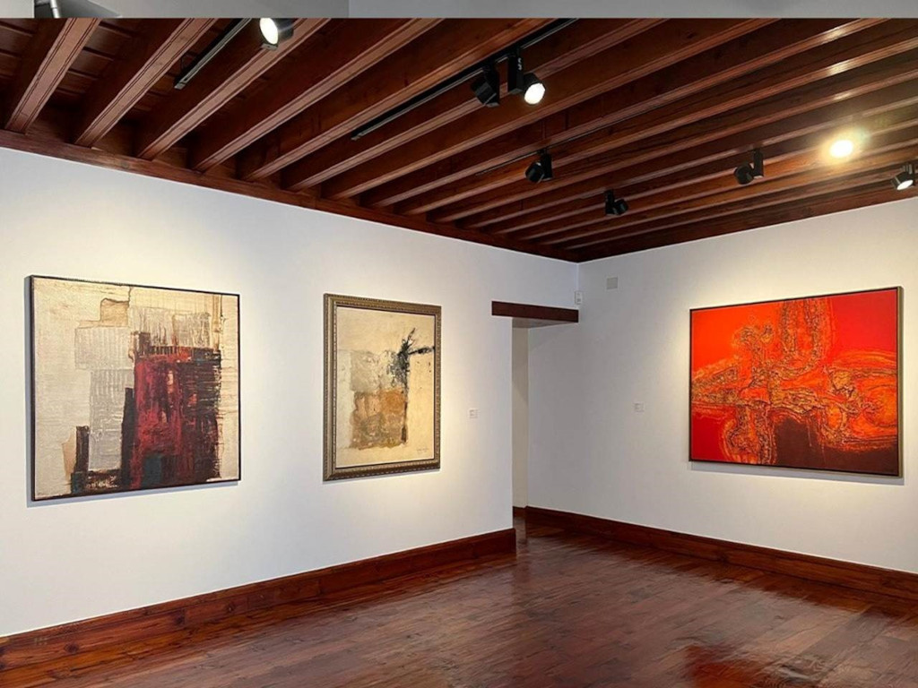 Obras de arte moderno en una galería de Tenerife.