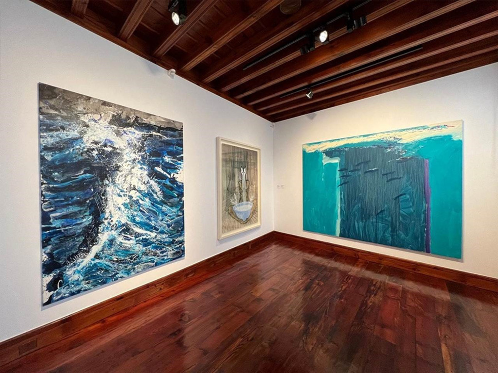 Pinturas abstractas en una galería de arte en Tenerife.