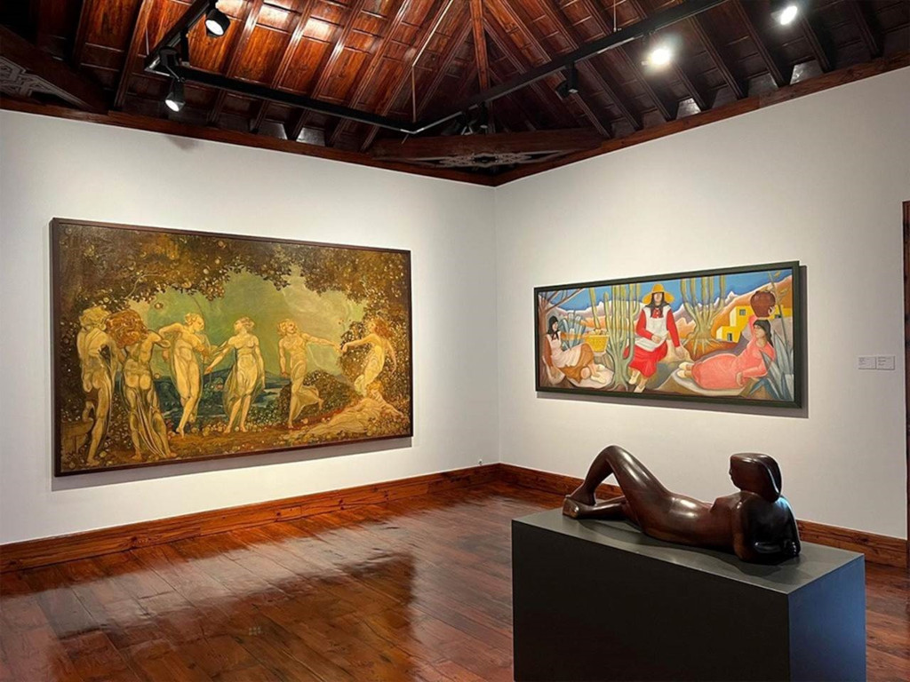 Pinturas y escultura en interior de una galería en Tenerife.