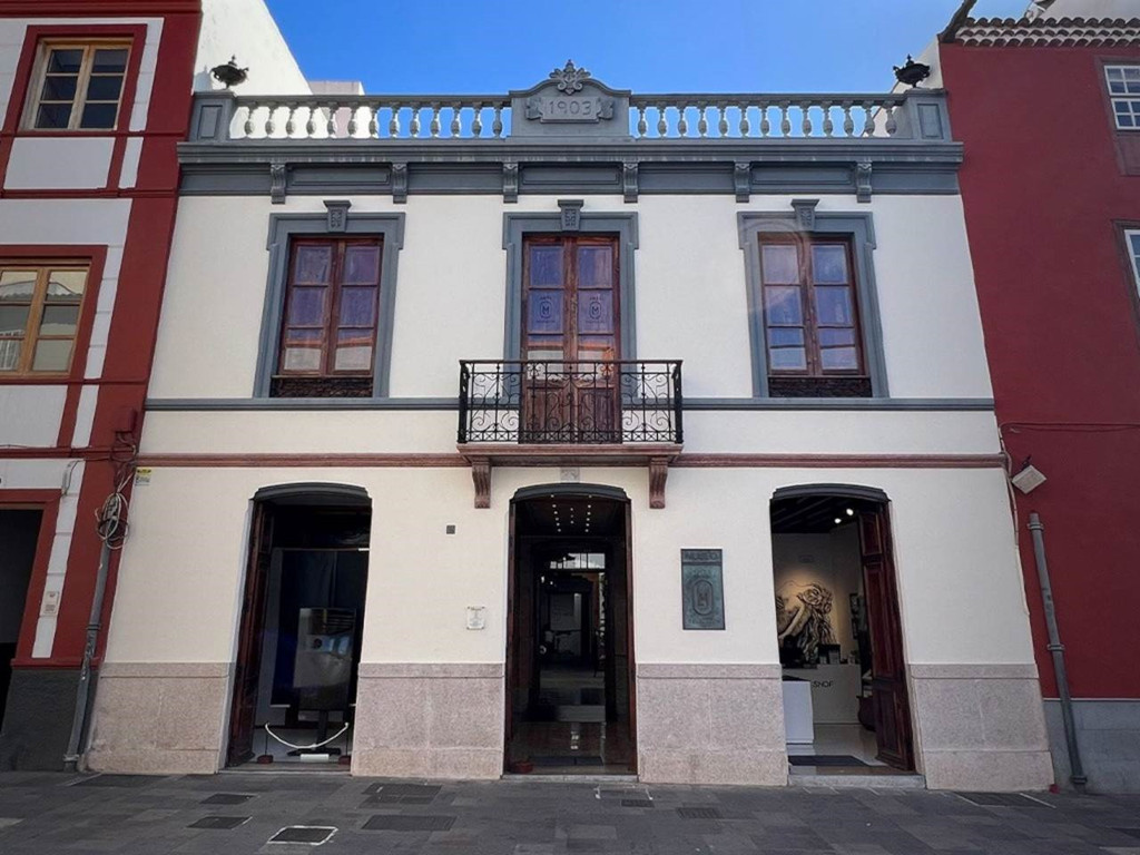 Edificio histórico con balcón y año 1903 en la fachada en Tenerife.