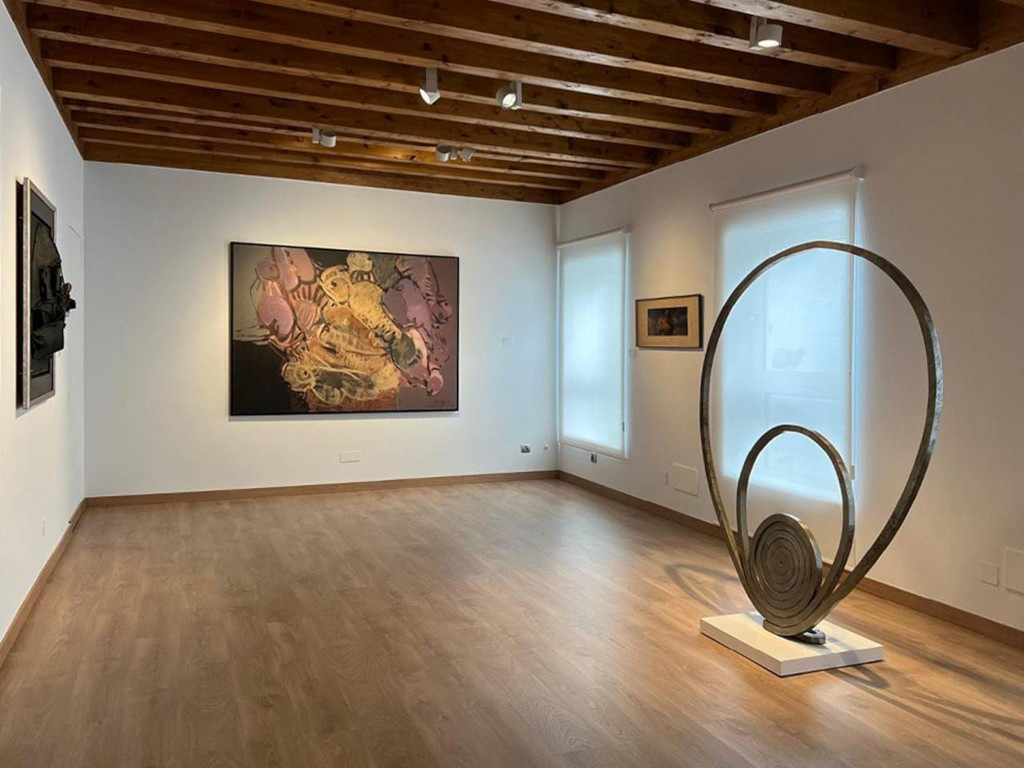 Galería de arte en Tenerife con esculturas y pinturas modernas.