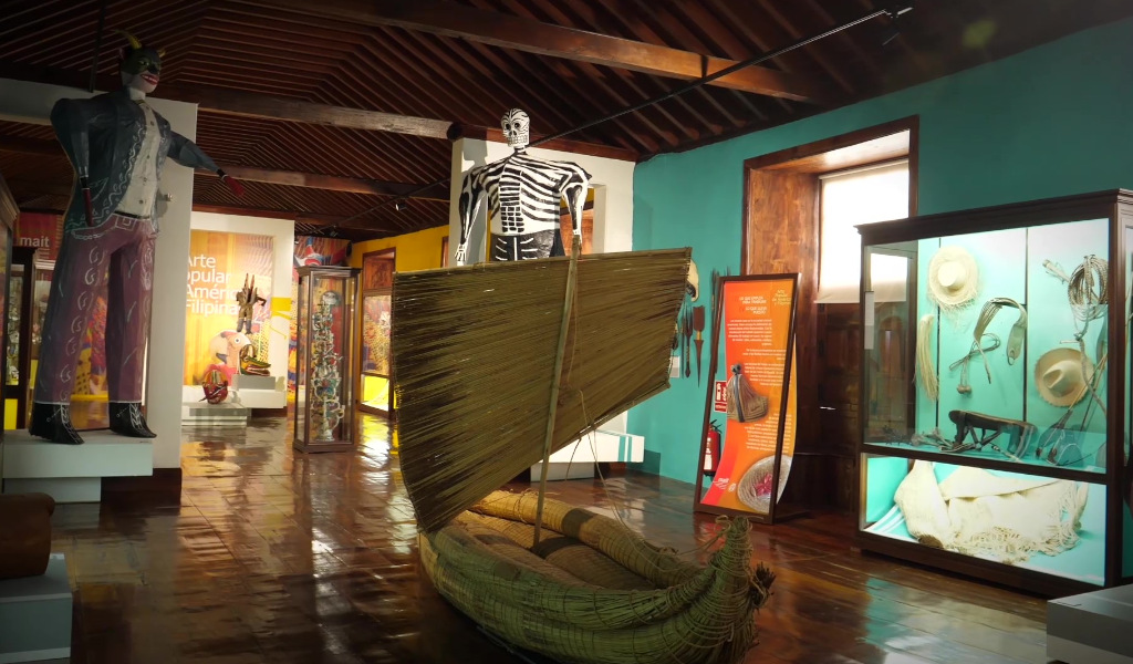 Exhibición de arte popular americano y filipino en un museo de Tenerife.