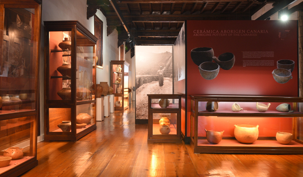 Exhibición de cerámica aborigen canaria en un museo de Tenerife.