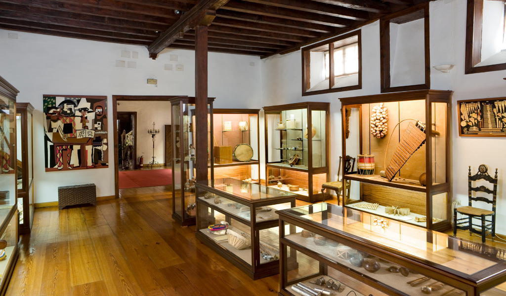 Exhibición de instrumentos musicales antiguos en museo de Tenerife.