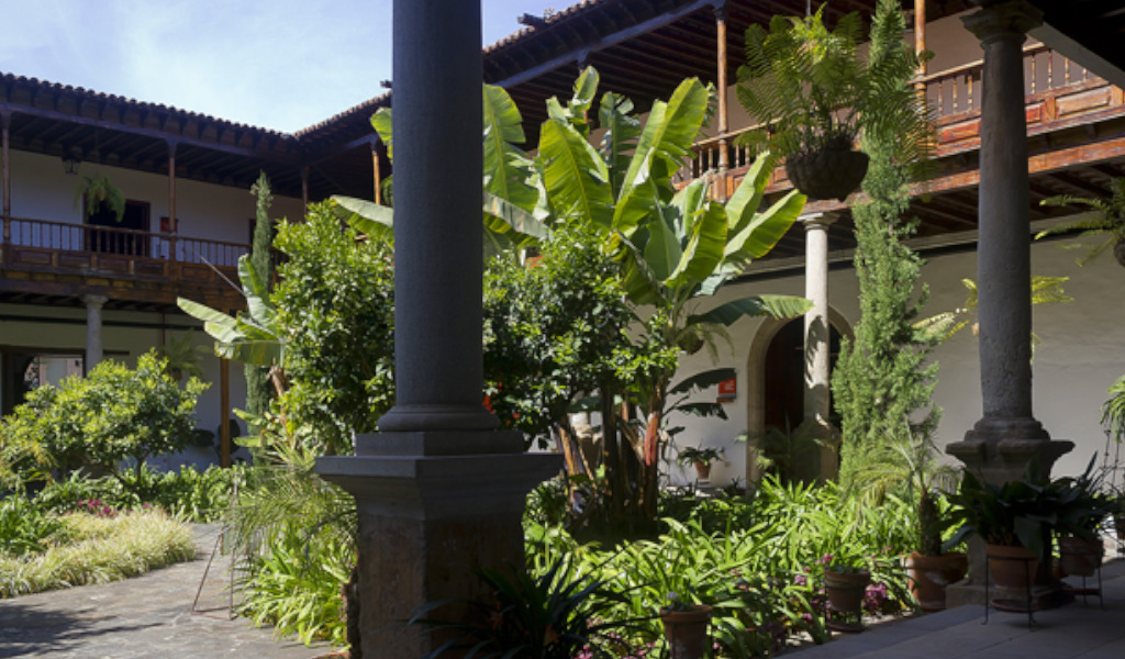 Patio interior con plantas y columnas en una casa tradicional de Tenerife.