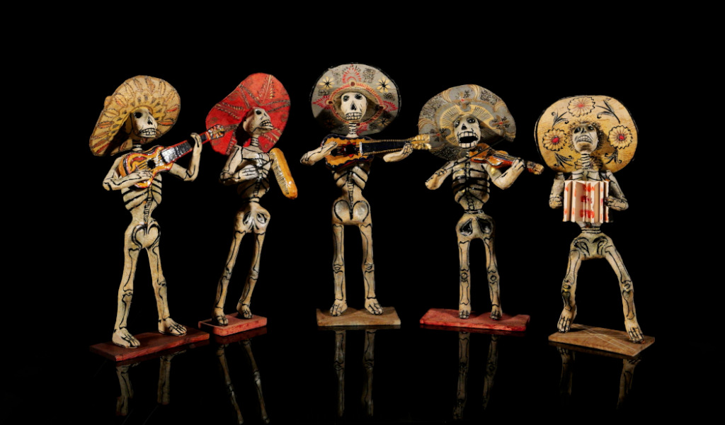 Mariachi de esqueletos con instrumentos y sombreros.