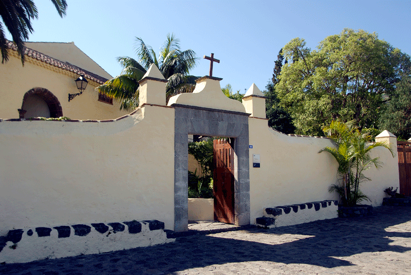Entrada a la iglesia con crucero y jardines en el municipio de La Orotava, Tenerife.
