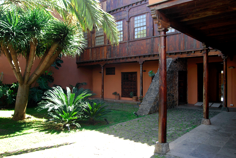 Patio interior con jardín y columnas de madera en La Orotava, Tenerife.