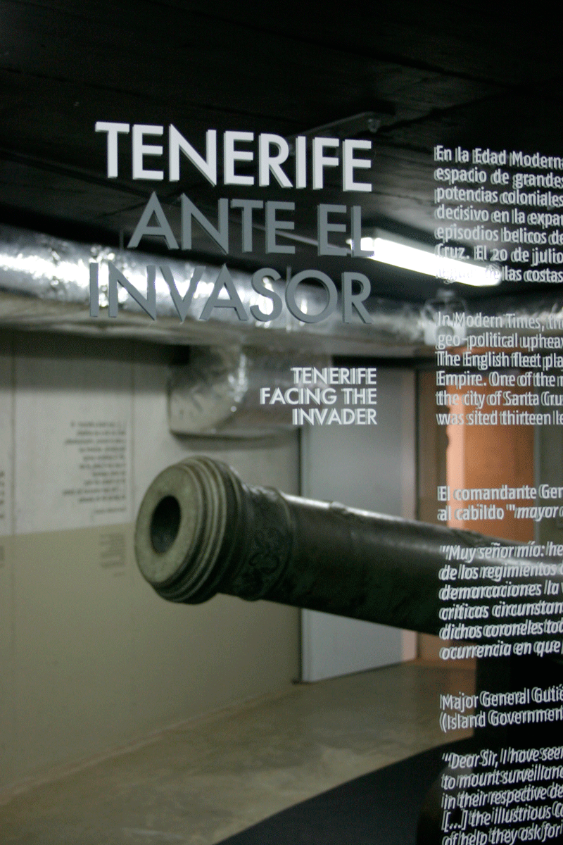 Tenerife ante el invasor, texto sobre fondo de un cañón en exhibición.