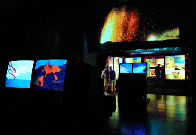 Exhibición interactiva en el museo de ciencias de Tenerife con pantallas iluminadas.