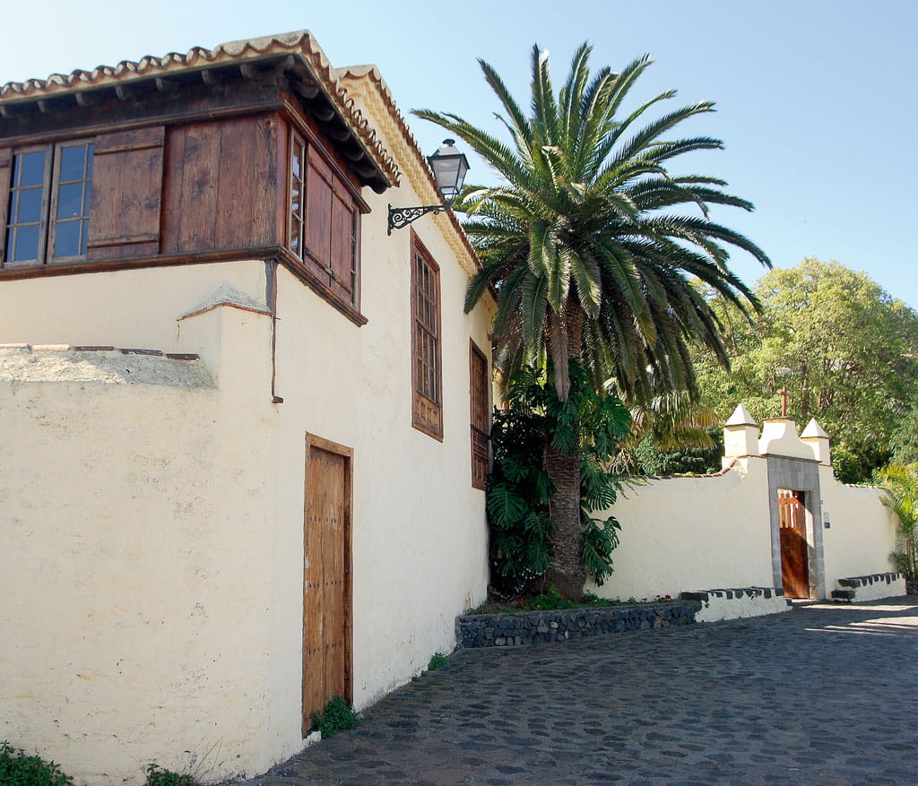 Casa tradicional canaria con palmera en Tenerife.