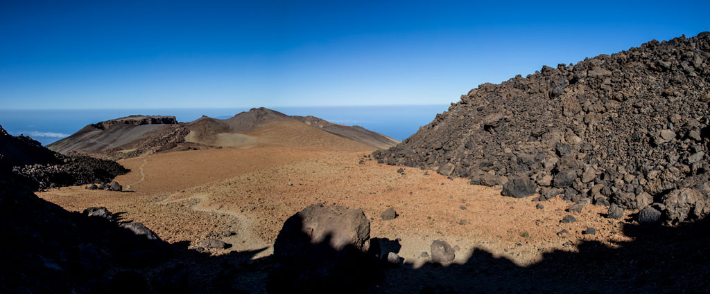 Paisaje volcánico en el Teide, Tenerife, con cielo despejado y horizonte visible.