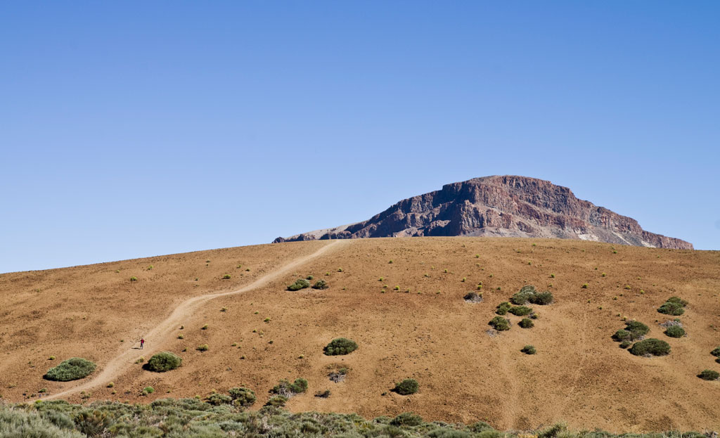 Sendero hacia montaña en el Parque Nacional del Teide, Tenerife.