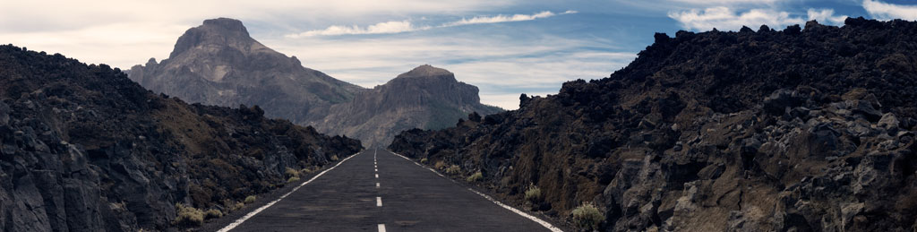 Carretera entre rocas volcánicas en el Parque Nacional del Teide, Tenerife.